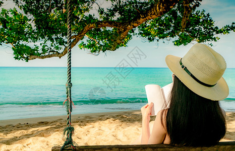 海边看书的女人图片