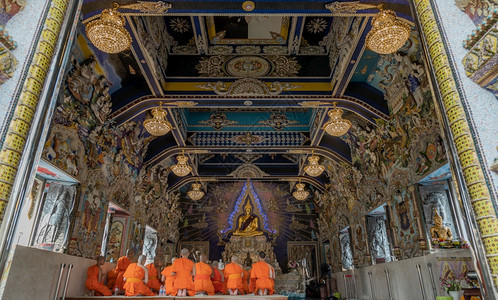 泰国曼谷20年月8日佛教僧侣在WatPariwasPariwas寺庙之夜祈祷并敬拜佛像宗教的文化图片