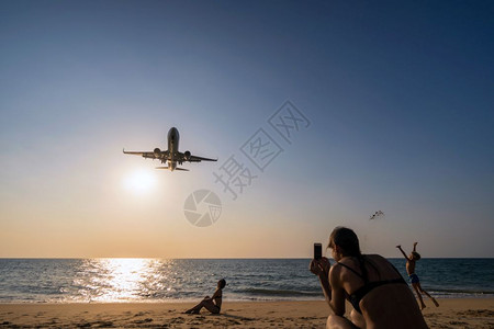 日落船泰国PHUKET泰国PHUKETFEB52018年未定义旅行者在泰国2018年月5日的布吉国际机场附近海滨距离降落的飞机上背景