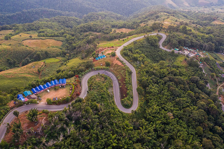 旅行农村泰国北部适合节日行驶的美丽道路无人驾驶空中观望泰国北部在日落和冬季天气时通风山路和美丽的自然日期209年1月日森林图片