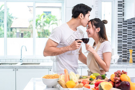 快乐的随意亚洲情人或侣亲前额和在家厨房的饮酒爱与幸福概念甜蜜月和情人节主题屋图片