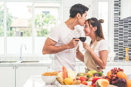 接吻亚洲情人或侣亲前额和在家厨房的饮酒爱与幸福概念甜蜜月和情人节主题果汁房间图片