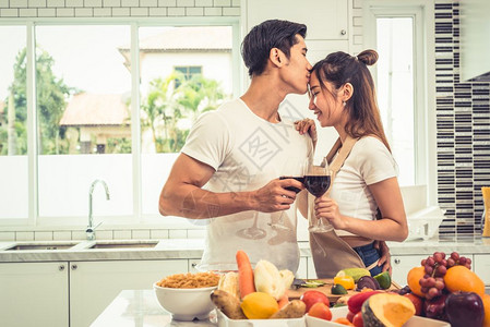 亚洲情人或侣亲前额和在家厨房的饮酒爱与幸福概念甜蜜月和情人节主题英俊的美丽男图片