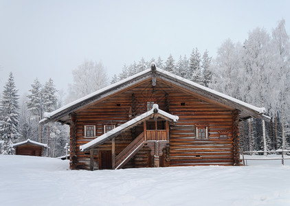 博物馆在俄罗斯北部阿尔汉盖斯克旅游综合建筑群MalyeKorely附近的旧木制农舍冬季时间大厦北方图片