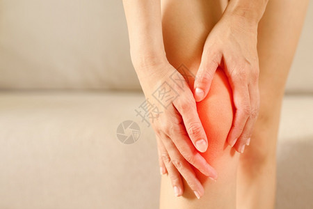 医生瓜拉纳皮疗的女人上下楼梯跑步或跳跃时膝盖疼痛图片