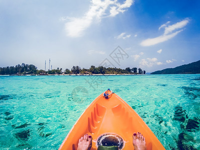 国民礁水晶清澈热带域中的划艇向KoTarutoo公园的孤立海滩行驶景图片