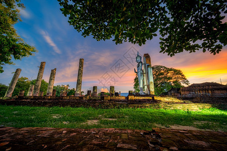 建筑学日落时很美的古老白芽佛像是一座教寺庙在泰国菲特萨努洛克是一个主要旅游景点行户外图片
