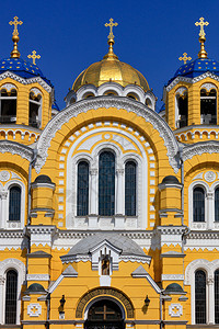 孤独入口20年3月29日基辅圣弗拉米尔东正教堂的中央立面拱形窗户间有金色圆顶映衬蓝天20日乌克兰圣弗拉基米尔督教堂乌克兰基辅精神图片
