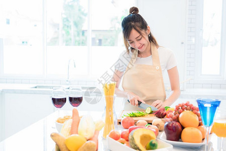 妇女在厨房做饭和切菜餐桌上满食物和水果的烹饪切除蔬菜假日和幸福概念自由黄瓜晚餐图片