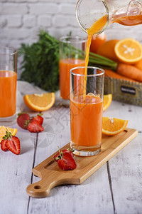 那些素食主义者脱毒饮料新鲜制成胡萝卜草莓橙汁为监测健康的人混合图片