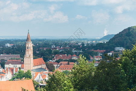Landshut市风景与美丽的SttMartinrsquos教堂相近山丘所见的城市中心天空英石大教堂图片