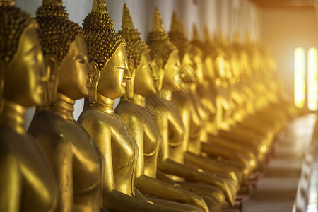 艺术在WatPhraSiRattanaMaha的许多雕像也被称为WatYai是一座佛教寺庙这是泰国Phitsanulok的主要旅图片