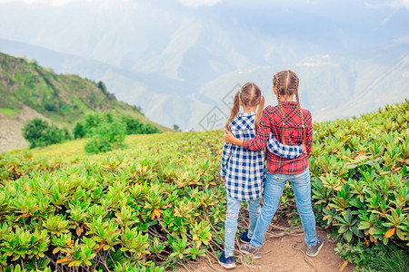 山中暑假的小孩雾背景中山美丽快乐的小女孩岩石高山徒步旅行者图片