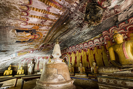 里面东南壁画许多佛像的惊人景象和在斯里兰卡圣金寺丹宝拉洞穴内雕刻的宗教在斯里兰卡旅行目的地图片