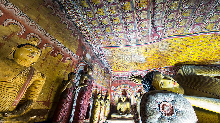 许多佛像的惊人景象和在斯里兰卡圣金寺丹宝拉洞穴内雕刻的宗教在斯里兰卡旅行目的地遗产岩石寺庙图片