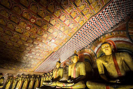 里面禅游客许多佛像的惊人景象和在斯里兰卡圣金寺丹宝拉洞穴内雕刻的宗教在斯里兰卡旅行目的地图片