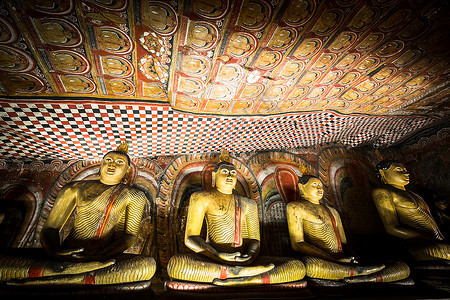 异国情调浅浮雕东南许多佛像的惊人景象和在斯里兰卡圣金寺丹宝拉洞穴内雕刻的宗教在斯里兰卡旅行目的地图片