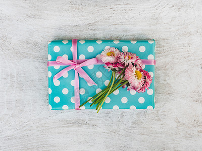 手最佳准备节假日礼物盒的构想与粉色丝带捆绑在一起AfricationtopreparingforthefreeFriendsbe图片