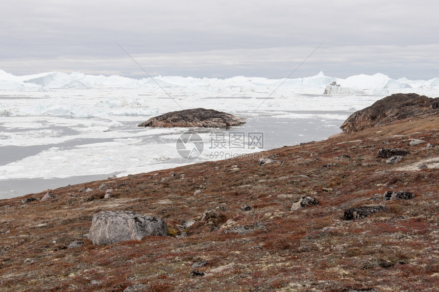 格陵兰的北极地貌与冰山格陵兰的北极地貌在迪斯科岛周围有冰山范空的阿尔滕堡图片