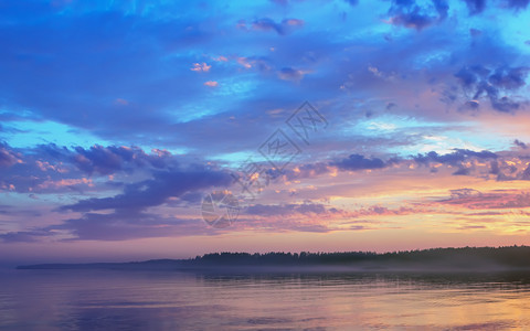 美丽的夜空有多彩云雾和漂浮在金色水面上弥漫的雾日落午夜俄罗斯卡丽莉亚白夜季节奥尼加湖森林海岸反射丰富多彩的环境背景图片