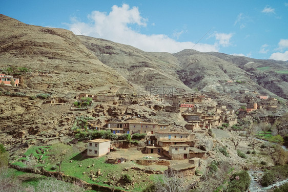 在摩洛哥阿特拉斯山脉农村地区一个小庄在阿特拉斯山脉农村地区有旧的平板泥梯田屋顶大楼景观结石荒野图片