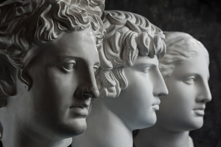 智慧安监古老的罗马哲学家古代阿波罗安提努斯和维纳雕像的白色石膏副本供艺术家在深色纹理背景上使用雕像脸石膏塑古代像阿波罗安提努斯和维纳头像背景