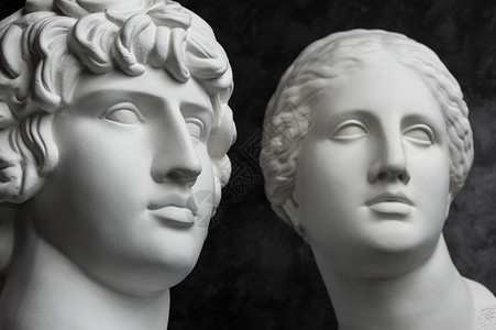 智慧安监老的有质感安提努斯和维纳古雕像白石膏复制件用于艺术家的安提努斯和维纳古雕像的头部其黑暗纹底面是灰色原画像雕塑脸的玻璃古老像安提努背景