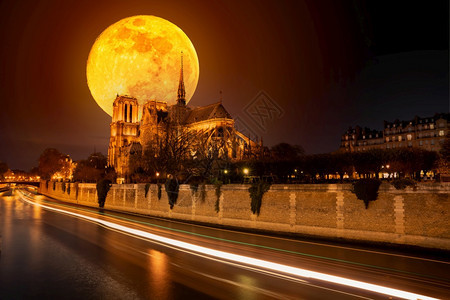 法语圣母院教堂上月亮在被焚毁之前巴黎晚上有船在水行走结构体超过图片