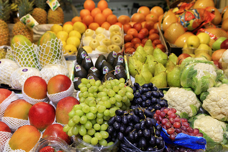 营养丰富红色的生产新鲜水果明亮背景葡萄芒果梨子苹菠萝甜瓜等绿色黑红莓葡萄甜瓜在市场上销售并引起人们的注意图片