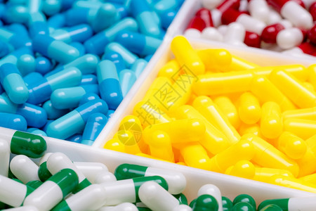 关心蓝色的选择地侧重于对模糊黄色蓝和红白胶片药丸的绿囊片进行选择以便药物在医院中合理使用制药业医店抗菌图片