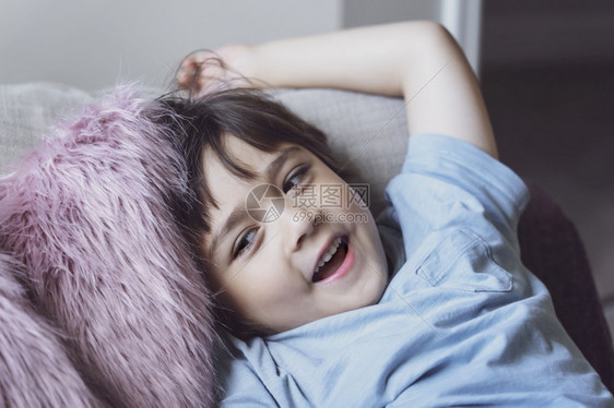 肖像快乐的男孩在家里放松享受着自己的积极儿童概念下的美好时光笑孩子们在自食其乐的温和儿童概念下早晨男图片