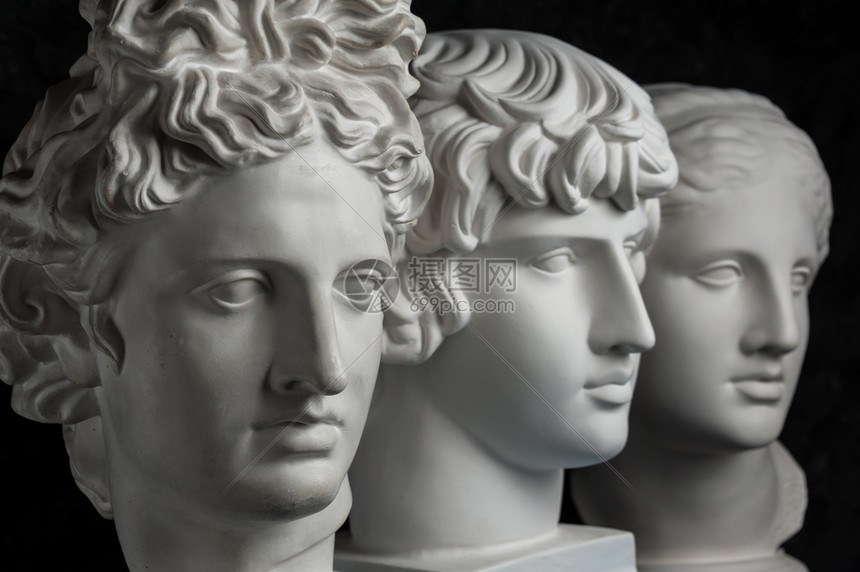 哲学神话象征古代阿波罗安提努斯和维纳雕像的白色石膏副本供艺术家在深色纹理背景上使用雕像脸石膏塑古代像阿波罗安提努斯和维纳头像的石图片