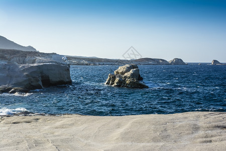 结石海景希腊米洛斯岛Sarakiniko海滩风景与希腊米洛斯岛岩石的沙拉基尼科海滩风景旅游图片