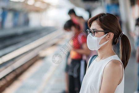 女游客在火车站戴防护口罩图片
