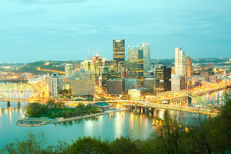 办公室概述夜晚美国宾夕法尼亚州匹兹堡和三条河流的全景图片