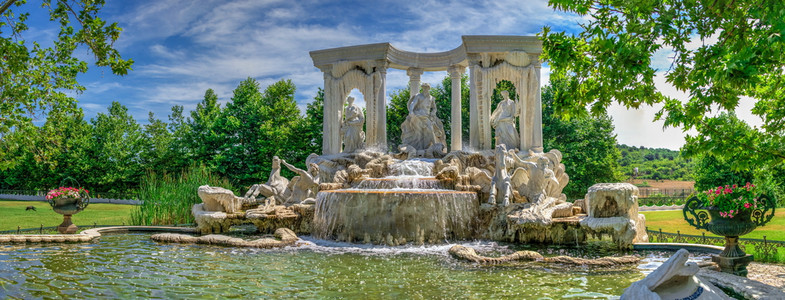 旅游浪漫的地标保加利亚拉瓦迪诺沃07129在阳光明媚的夏日保加利亚拉瓦迪诺沃城堡的雕塑作品形式大型古董喷泉保加利亚拉瓦迪诺沃城堡图片