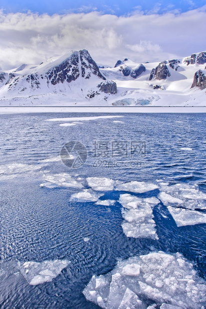 霜漂浮的冰和雪地山脉阿尔伯特一号陆地北极斯匹茨贝根瓦尔巴德挪威欧洲冰川极图片