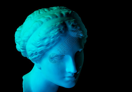 色调Gypsum古老的VenasdeMilo雕像复制件供在黑色背景上被孤立的艺术家使用这些艺术家用黑色背景石雕塑一个女人脸朝蓝色图片