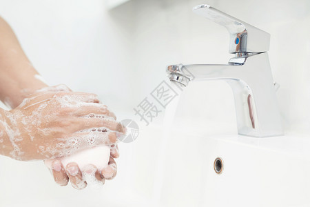 男人洗手防止科罗纳或食肉动物19大流行新冠关心图片