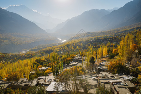 新鲜的自然清晨在巴基斯坦GilgitBaltistan背景的Karakoram山脉中观测秋天多彩的Hunza河谷的空中景观巴尔蒂图片