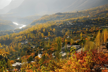 自然农村喀喇昆仑在巴基斯坦GilgitBaltistan背景的Karakoram山脉中清晨秋天多彩的Hunza河谷空中景象图片