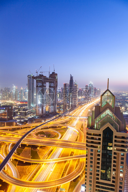 晚上UUBAIUAEFUURUARY16BurjKhalifa是世界上迪拜市下最高建筑迪拜夜天线SheikhZayed路交叉口繁图片