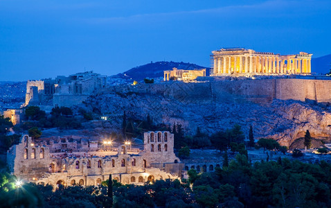 卫城希律德从Philopapou山丘看到在蓝色时段观看希律宾雅典和帕台农神庙希腊阿提卡古典图片