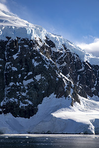 冷若冰霜寒的在南极洲黑陡峭山上雪和冰层高挂凉爽的图片
