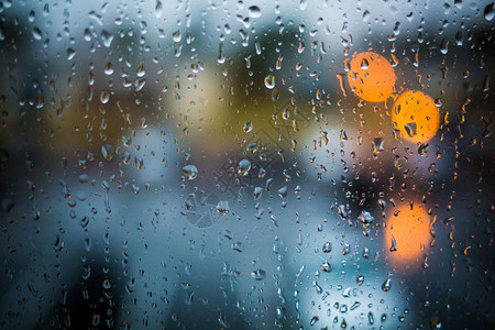 声音沮丧清晨晚上在窗户下雨家门口晚上或在水外面下雨玻璃露水湿玻璃表面点水起城市的灯光在雨滴时闪耀舒适背景图片