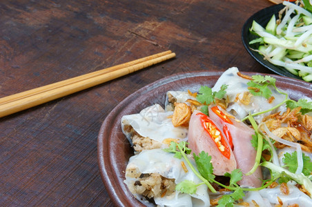 亚洲人越南食物BanhCuon名为大米面卷或滚饼是用稻粉制成的包括蘑菇猪肉配有越南香肠切黄瓜豆芽和酱汁盘子越南语图片