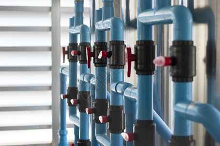 工业的建造行厂车间的水过滤设备供家庭使用的水净过滤器用于池式过滤器的聚氯乙烯管道鱼池蓝聚氯乙烯管道和红阀门的卫生活方式图片