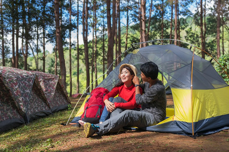 夏天旅游快乐的情侣在大自然露营图片
