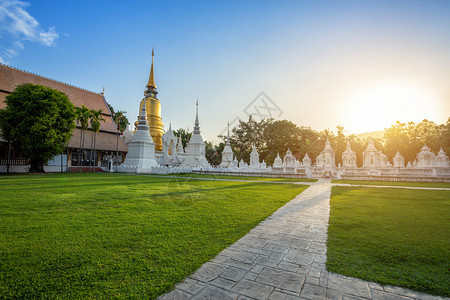 游客塔建造WatSuanDok是日落天空的佛教寺庙是泰国清迈的主要旅游景点图片
