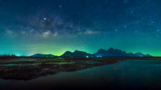 巴蜀夜晚约特全景美丽的银河系宇宙中带有恒星和空间灰尘长于湖上和泰国KaoSamRoiYot公园PrachuapKhiriKhan图片
